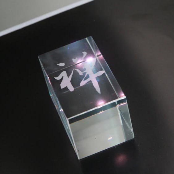 El láser UV de 355 nm es una herramienta para el "tallado interno" de cristal artificial